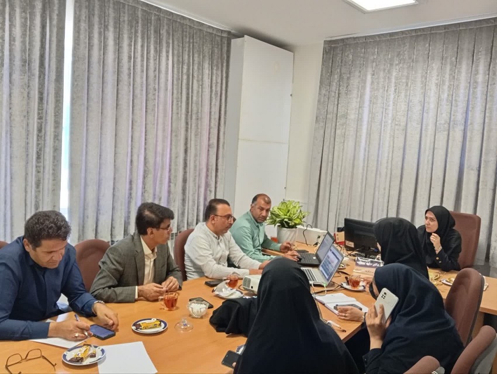 نشست تخصصی با هدف بررسی چالش‌های فنی و عملیاتی در سطوح ۱ و ۲ سامانه «سیب» و هماهنگی میان واحدهای بهداشت و درمان